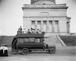 Rubber-neck Auto, Riverside Drive, New York, N.Y., 1900